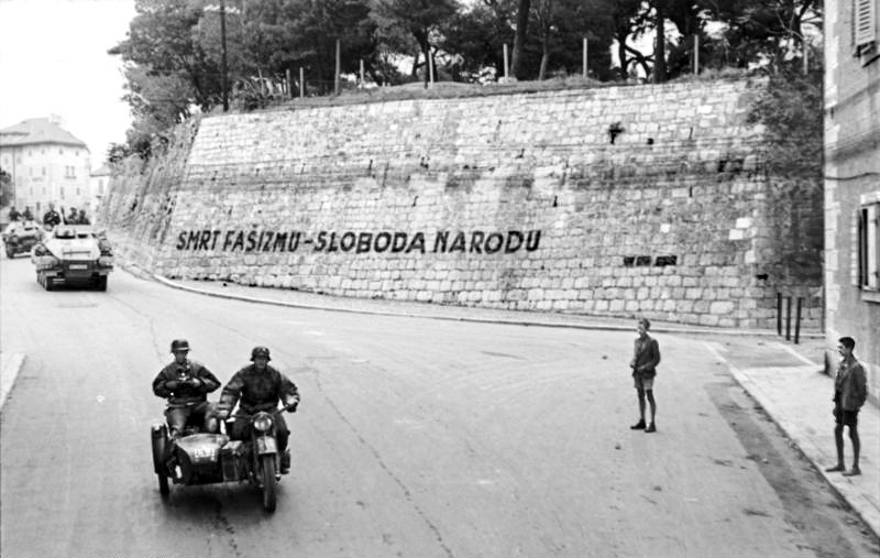 Bundesarchiv_Bild_101I-049-1553-13,_Kroatien,_Split,_Mauer_mit_Aufschrift.jpg