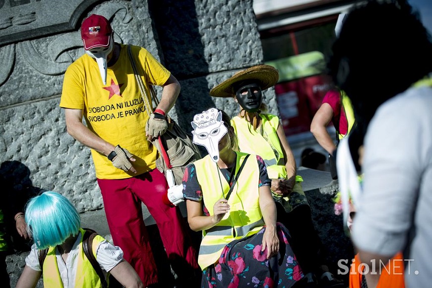 Protesti_RdečaZvezda_svoboda.jpeg