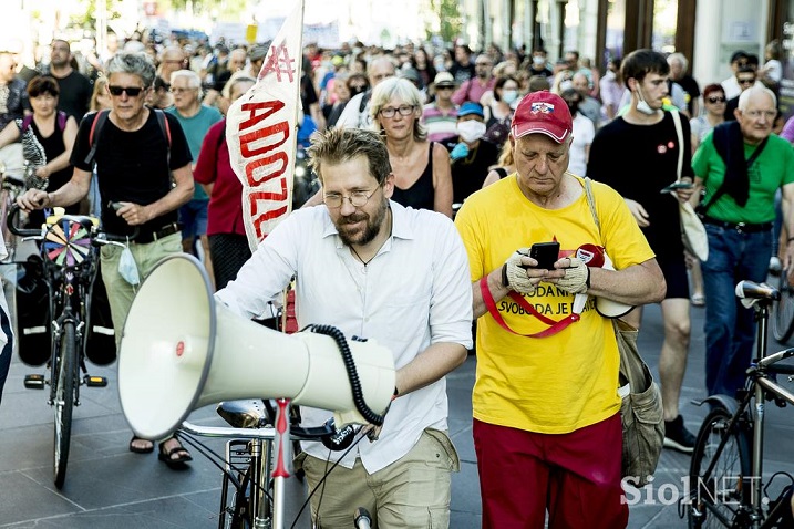 ProtestiLJ_OrganizatorinRdečiĐihadist.jpeg