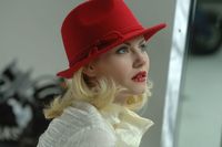 544808-elisha_cuthbert_redhat1.jpg